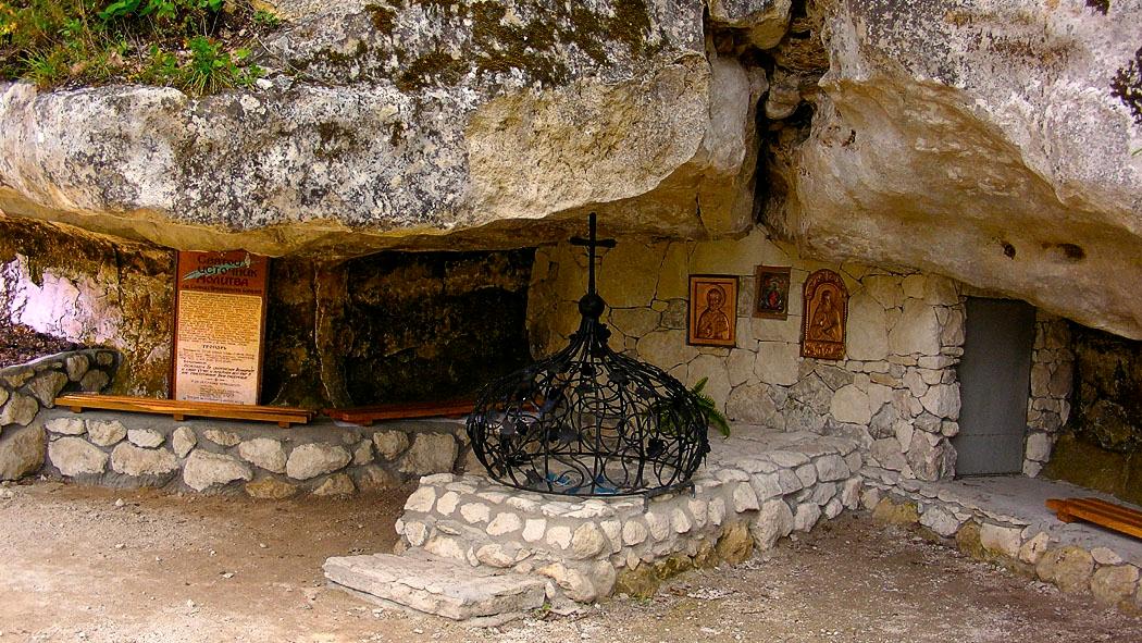 пещерный монастырь Качи-Кальон, источник святой Анастасии пещерный монастырь Качи-Кальон, источник святой Анастасии