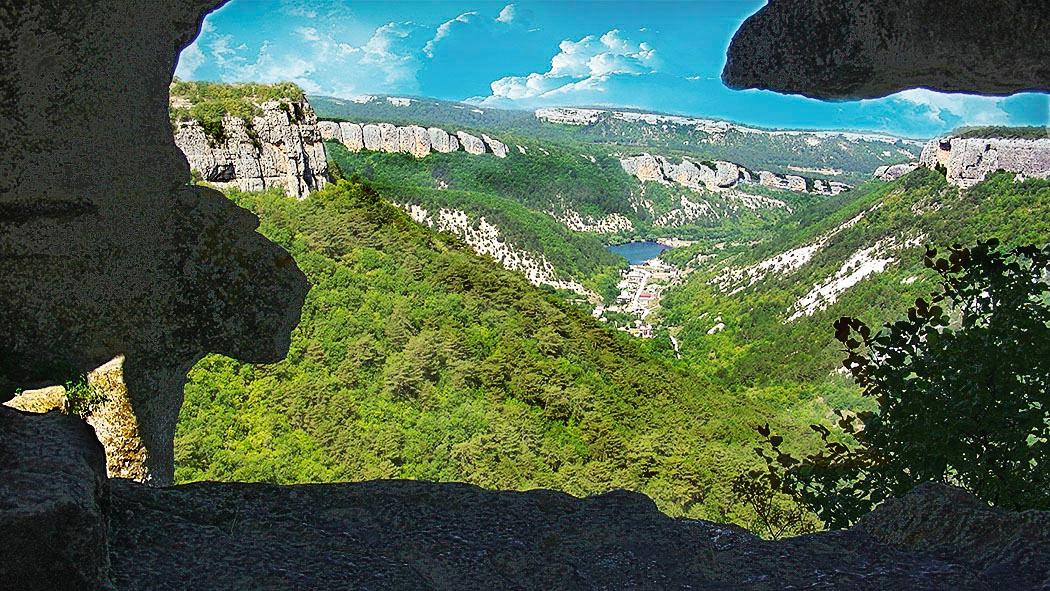 самая крайняя пещера Дырявого мыса, с отверстием в стене, которое и дало название мысу самая крайняя пещера Дырявого мыса
